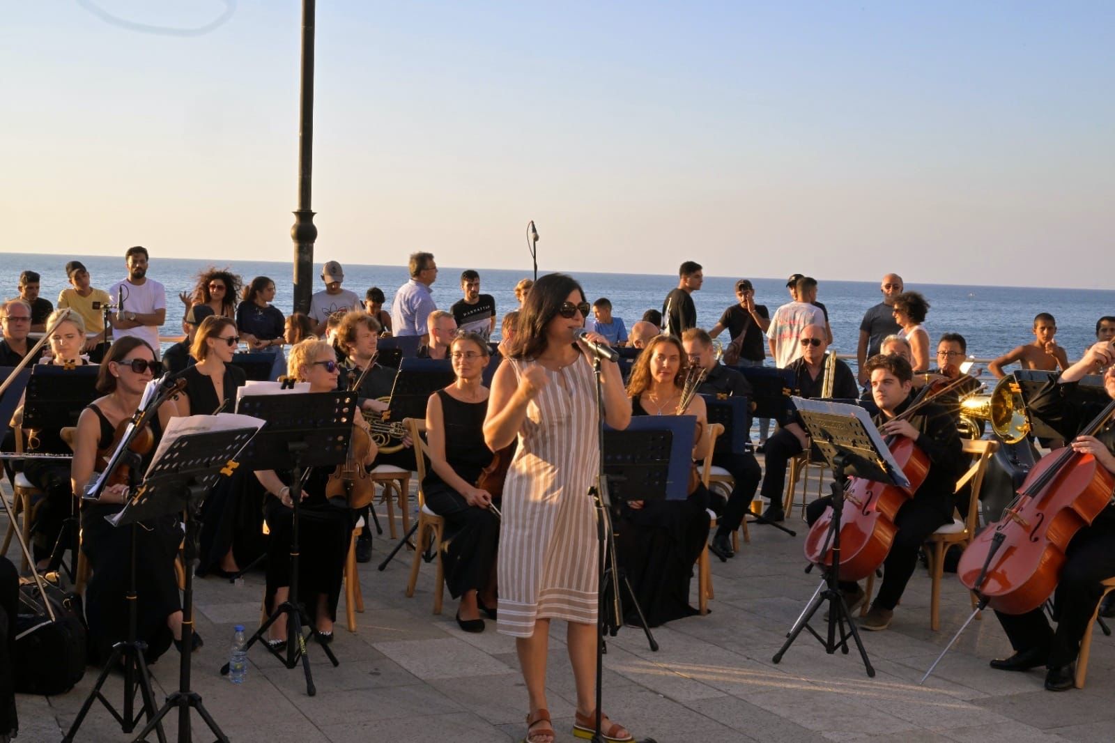 الأوركسترا الفلهارمونية تعزف سمفونية الغروب على كورنيش بيروت (صور)